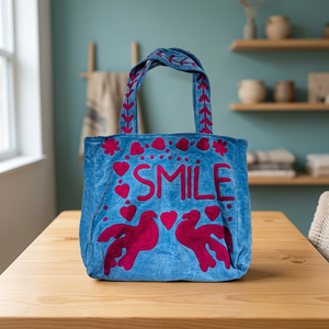 กระเป๋าโท้ทกำมะหยี่สีน้ำเงินสั่งทำขายส่ง พร้อมลายปักอักษร SMILE สีแดง รูปหัวนกพิราบ หัวใจ และลายดอกไม้สุดเก๋ - Product Image 5