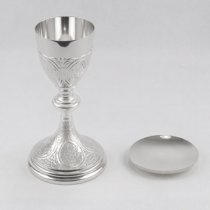 Cáliz y Patena de Latón para Iglesia, Acabado Pulido, Diseño Floral en Relieve, Copa de Comunión Litúrgica Católica, Mano de Obra Premium - Product Image 3