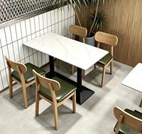 Ensemble de salle à manger moderne et minimaliste en cuir PU avec plateau en pierre et structure en métal pour restaurants et cafés
