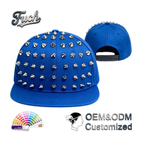 Topi Snapback Berpinggiran Datar dengan Rivet dan Paku Logam Custom, Dapat Disesuaikan, Gaya Punk Street Fashion