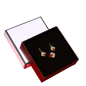 Scatola per Gioielli in Cartone Bianco Personalizzata <span class=keywords><strong>con</strong></span> Marchio/<span class=keywords><strong>Nome</strong></span>, Lussuosa ed Ecologica, <span class=keywords><strong>con</strong></span> Goffratura per Orecchini, Bracciali, Ciondoli e Collane - Product Image 4