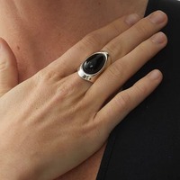 Nouvelle bague en tungstène inspirée de l'obsidienne pour femme 2024, bague de pinky minimaliste et tendance avec une ambiance luxueuse haut de gamme, design de niche