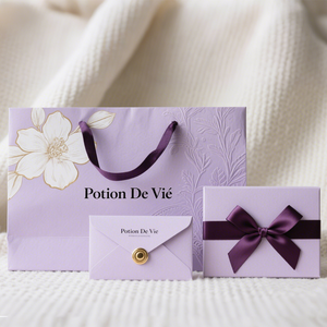 Sacs à provisions de luxe imprimés de logo personnalisé en papier d'art violet recyclé de haute qualité pour vêtement avec ruban, corde et estampage à l'or - Product Image 1