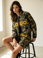 Ensemble 2 pièces camouflage pour femme : veste courte et short cargo, avec effet éclaboussures de peinture graffiti, patch lettre effet serviette, clouté et strass, style streetwear