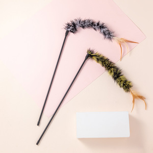 Varita de Juguete Interactiva para Gatos con Plumas de Doble Color Realistas, Juguete de Plástico para Gatitos - Product Image 2