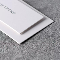 Étiquettes et tags en papier imprimés personnalisés, finition laminée, sur mesure pour vêtements et accessoires