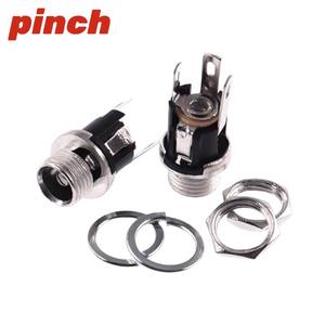 Conector Hembra Redondo de Alimentación CC DC-025M 5.5x2.1 de 3 Pines con Protección Aislante para Dispositivos Electrónicos - Product Image 4