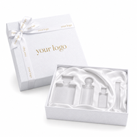Boîte cadeau rigide de luxe avec papier texturé gaufré, logo en feuille d'or et ruban en satin pour parfums, cosmétiques et emballages cadeaux