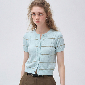 <span class=keywords><strong>Cardigan</strong></span> VEGA CHANG a Maniche Corte <span class=keywords><strong>Blu</strong></span> Chiaro con Collo Tondo e Lavorazione a Trecce per Donne, Dettaglio a Righe Dorate Metallizzate, Chiusura con Bottoni Frontali - Product Image 1