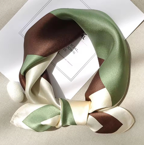 Écharpes carrées <span class=keywords><strong>de</strong></span> luxe vintage en soie 100% à imprimé floral pour femmes, accessoires fantaisie pour le cou, vente en gros - Product Image 1