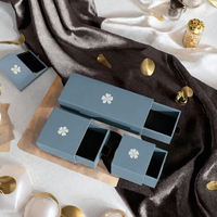 Boîte cadeau à tiroir coulissant bleu ardoise avec emblème de fleur blanche et intérieur en velours noir, impression personnalisée pour l'emballage de bijoux