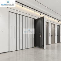 Présentoir de porte coulissante sur mesure pour salle d'exposition avec bras réglables et glissières robustes pour porte intérieure de magasin