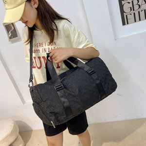 กระเป๋าเดินทางลายสก๊อตซีร์ซัคเกอร์แฟชั่นใหม่ สำหรับเดินทางค้างคืน ความจุขนาดใหญ่ แยกส่วนเปียกและแห้ง ใช้ได้กับโยคะ กีฬา และฟิตเนส - Product Image 4