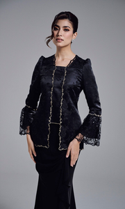 Ensemble formel musulman de luxe en dentelle jacquard 3/1, comprenant un cardigan ouvert à manches bouffantes et bordure dorée, et une jupe longue sirène drapée à volants - Product Image 4