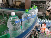 Machine automatique en plastique pour jus d'huile et d'eau pour animaux de compagnie, 1,5 l, 5l, poignée de cou, anneau de levage, applicateur d'insertion, Machine d'application de pressage