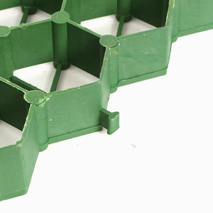 Grilles d'<span class=keywords><strong>herbe</strong></span> poreuses en plastique installées avec des pavés de grille d'<span class=keywords><strong>herbe</strong></span> placés <span class=keywords><strong>sur</strong></span> des allées de ville - Product Image 6
