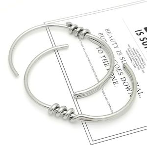 Pulsera en espiral de acero inoxidable con diseño abierto en forma de C y nudo, para parejas, color plateado. - Product Image 1