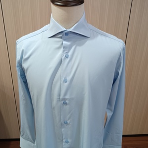 Produzione di camicie da <span class=keywords><strong>uomo</strong></span> in poliestere elasticizzato <span class=keywords><strong>camicia</strong></span> elegante con colletto a vento blu chiaro di fascia alta - Product Image 5