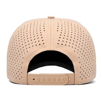 Casquette de baseball/trucker OEM personnalisée imperméable 5 panneaux bicolore perforée au laser motif fruits/points pour le sport avec logo en caoutchouc