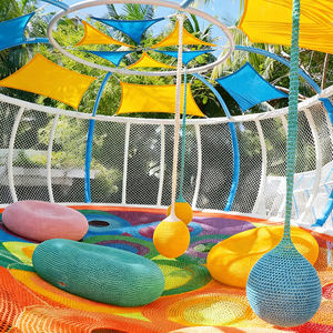 Attrezzatura da gioco con rete di corde dai colori vivaci con palline, anelli e gabbie sospese per migliorare l'equilibrio e la coordinazione dei bambini - Product Image 1
