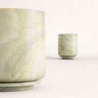 Table d'appoint en onyx, corps cylindrique ovale lisse, base circulaire flottante à double niveau, pierre translucide veinée de jade pâle