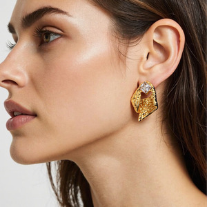 ต่างหูคริสตัลทรงเรขาคณิต ต่างหูสแตนเลสสำหรับผู้หญิง สวมใส่ได้ทุกวัน โทนสีทอง ขอบประดับเพชร EH11886 - Product Image 2