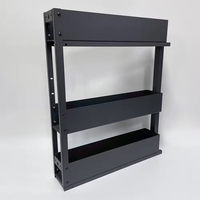 Support à bouteilles en métal au design moderne avec trois étagères coulissantes ; Accessoire d'armoire pour le rangement des épices.