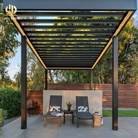 Pergola motorisée en aluminium imperméable avec système de gouttières et éclairage LED pour jardin et terrasse