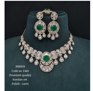 Conjunto de Joyería Kundan Chapada en Oro 08959 con Collar, Pendientes y Tikka para Mujer, para Fiestas, Bodas y Eventos - Product Image 1