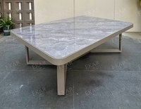 Table basse extérieure moderne avec conception durable résistante aux intempéries