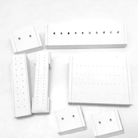 FADELI Présentoir Personnalisé pour Bijoux de Piercing en Cuir PU Noir, Support de Présentation pour Boucles d'Oreilles et Bagues avec Logo Doré Sérigraphié