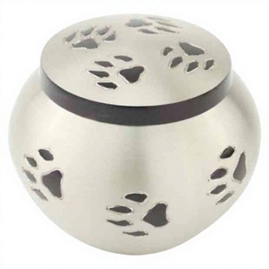 Urne pour animaux de compagnie odyssée blanche à imprimé unique avec patte gravée sur l'urne - Product Image 1