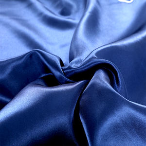 ปลอกหมอนผ้าซาตินโพลีเอสเตอร์100% สีน้ำเงินเข้มสำหรับผมและผิวหนังปักโลโก้ตามสั่ง - Product Image 4