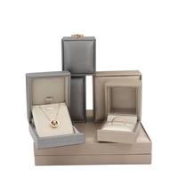 Boîte cadeau d'emballage de bijoux Boîte à bijoux carrée en cuir PU noir avec logo personnalisé de haute qualité