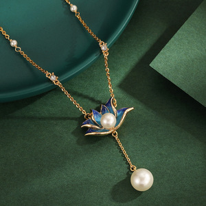 Collana con Pendente a Fiore di Loto Blu Smaltato e Perle, Gioiello Floreale Scintillante per Donne - Product Image 1