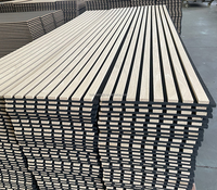Panel Dinding Kayu Slat Peredam Suara Harga Pabrik Langsung dengan Lapisan PET, Panel Akustik Kayu Slat Dekoratif Internal