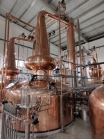 Alambic double cuve DYE 3000L avec pompe et moteur, pour la distillation sécurisée de spiritueux (Whisky, Gin, Alcool Neutre) en cuivre