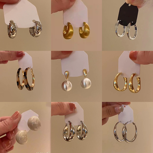 Pendientes de aro doble dorados, apilados para un estilo lujoso, líneas únicas y textura moderna. - Product Image 1