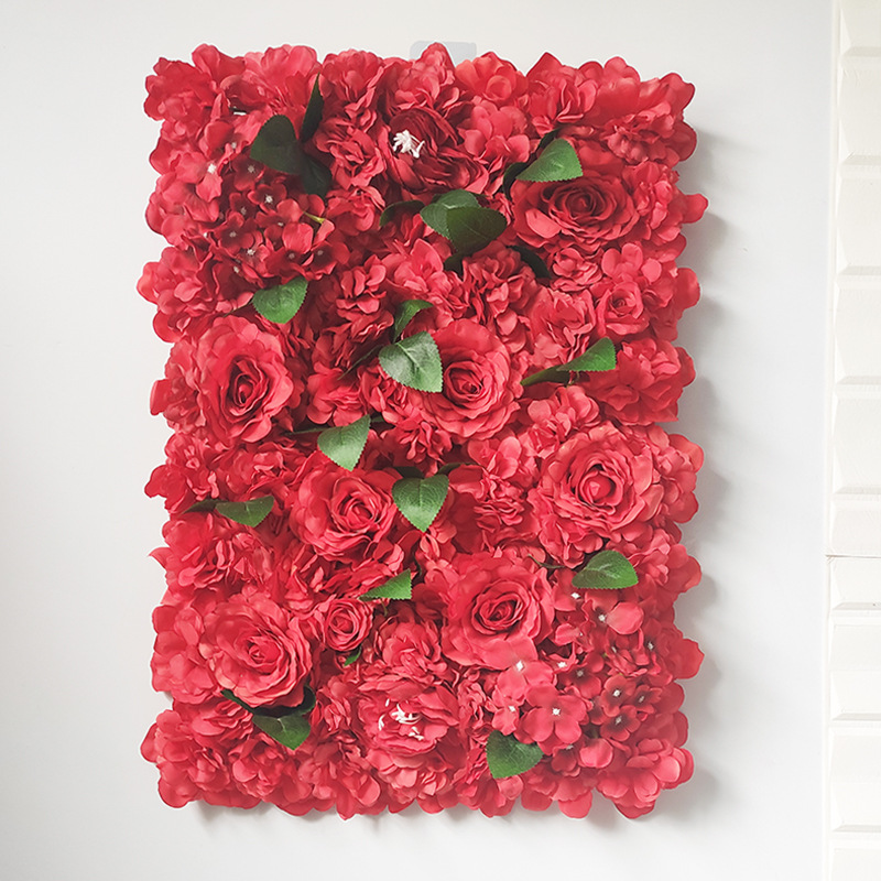 Rouge avec des feuilles rangée de fleurs