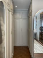 Ensemble de dressing sur mesure gris clair de luxe à l'italienne - Armoire intégrée avec porte en verre cannelé cintré et coiffeuse