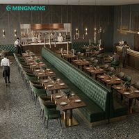 Ensemble de meubles contemporains pour restaurant et café, canapé et table, bois et cuir, usage commercial