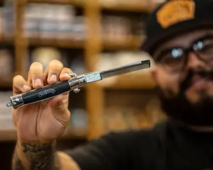 Peigne de coiffure vintage classique en métal pour homme, avec design papillon pliable, idéal pour les barbiers - Product Image 4