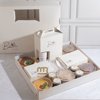 Plateau de desserts modulaire arabe haut de gamme personnalisé Tamriyah, emballage Wanasah pour réceptions avec distributeur de café Qahwa pour la restauration