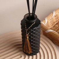 Diffuseurs à roseaux sans flamme de luxe en verre noir 150 ml avec pompons classiques et huiles essentielles végétales naturelles