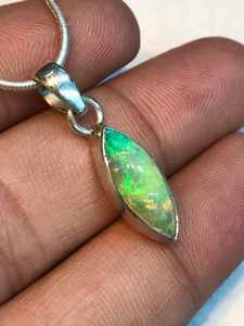 Colgante de Ópalo Welo, Moderno, con Fuerte Brillo, Plata de Ley 92.5, Engaste en Bisel, Regalo para Compromisos, Bodas, Fiestas, Aniversarios - Product Image 3