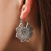 Pendientes de Aleación con Diseño Floral Calado, Estilo Étnico Retro, con Piedra Natural, para Mujer, Exportación Europea y Americana
