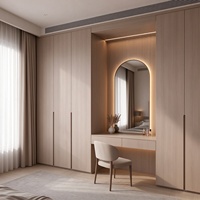 Armoire moderne sur mesure en bois clair avec miroir LED cintrée, meuble de dressing intégré pour projets de villas et appartements