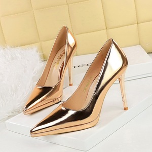 Zapatos de Tacón Alto de Charol Marrón Nude de Lujo con Lazo Elegante y Punta en Pico para Mujer - Product Image 3