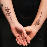 Tatouages temporaires réalistes sans eau - Pas besoin d'eau, autocollants de tatouage factices papillon, rose, fleur de soleil pour femmes, hommes, adultes