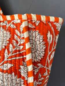 กระเป๋าผ้าฝ้ายลายบล็อกพิมพ์แบบควิลท์ ทำมือโดยช่างฝีมือ ใช้ซ้ำได้ กระเป๋าสะพายไหล่ลายพิมพ์อินเดียคลาสสิก - Product Image 3